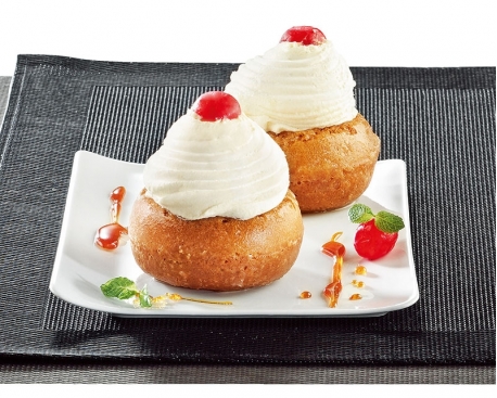 Savarin trempé nappé décor chantilly