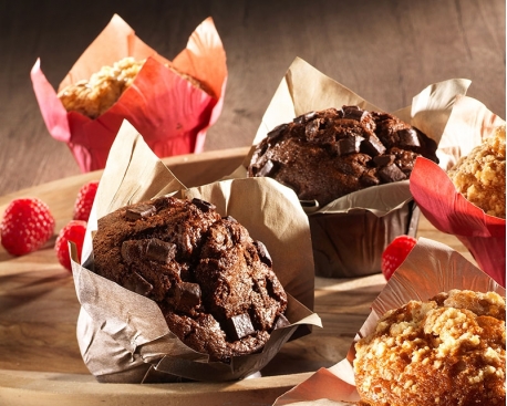 Muffin choco chunks fourré choco noisettes décor chunks en coupelle tulipe marron