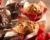 Muffin nature fourré fruits rouges, décor crumble, en coupelle tulipe rose